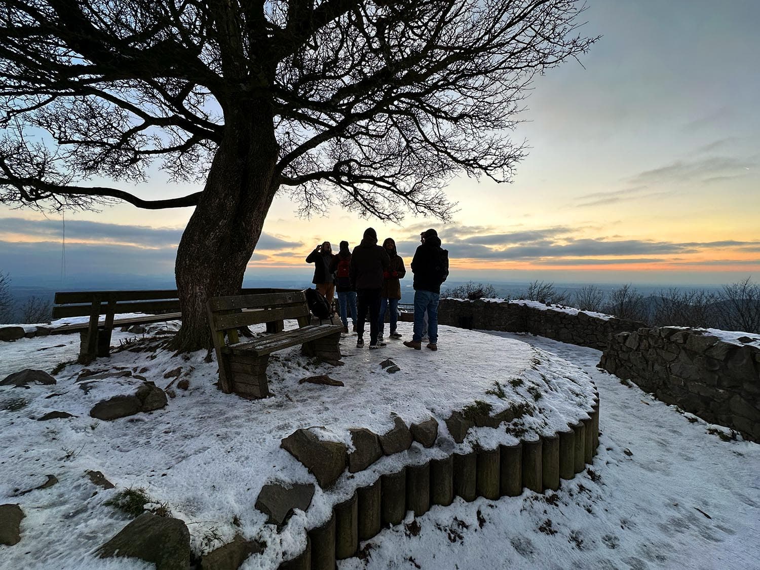 Leuchtender Himmel nach Sonnenuntergang