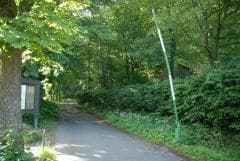 Schranke und Wandertafel am Fahrweg zum Löwenburger Hof
